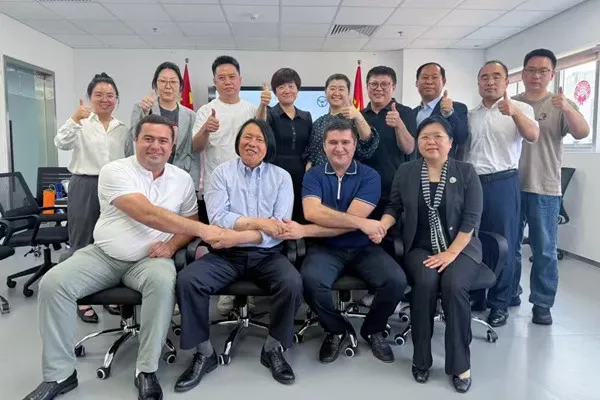 Mynychodd Anche seremoni arwyddo Cameia-Aircuz i gyd-Siâp Modurol Canol Asia